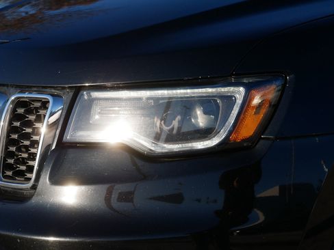 Used 2017 Jeep Grand Cherokee Limited w/ Luxury Group II image 16