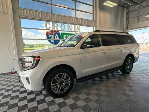 Used 2025 Ford Expedition Max Active AWD/4WD image 3