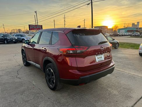 Used 2024 Nissan Rogue SV image 3