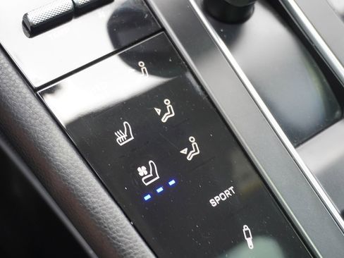Used 2023 Porsche Macan AWD/4WD image 32