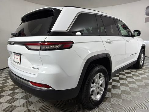 Used 2023 Jeep Grand Cherokee Laredo image 3