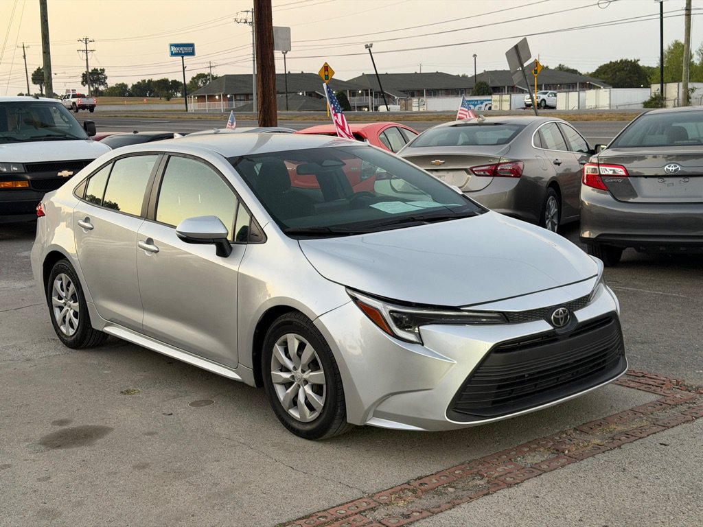 Used 2024 Toyota Corolla SE FWD image 3