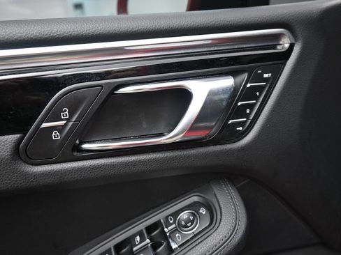 Certified 2022 Porsche Macan AWD/4WD image 9
