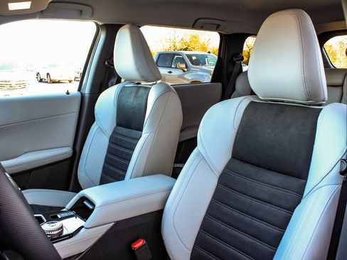 New 2025 Mitsubishi Outlander SE image 32