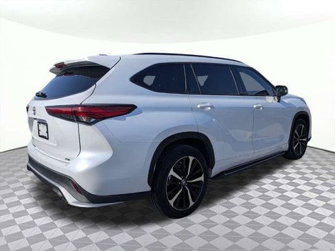Used 2022 Toyota Highlander XSE FWD image 3