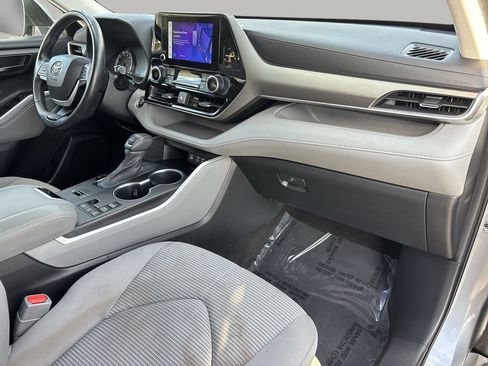 Used 2023 Toyota Highlander LE image 7
