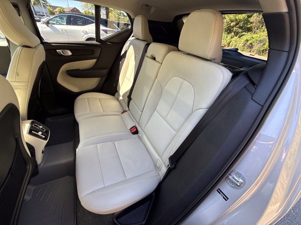Used 2025 Volvo XC40 B5 Plus AWD/4WD image 31