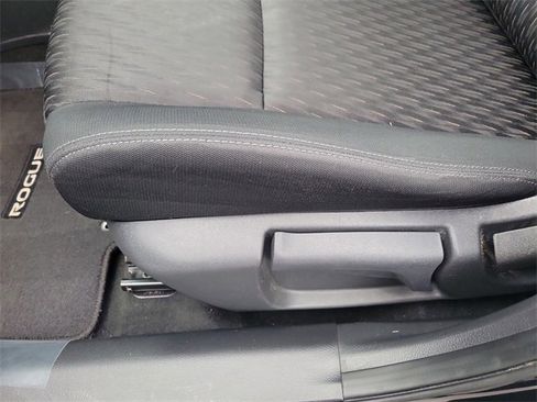 Used 2018 Nissan Rogue S image 19