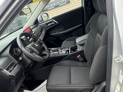 Used 2022 Mitsubishi Outlander ES image 9