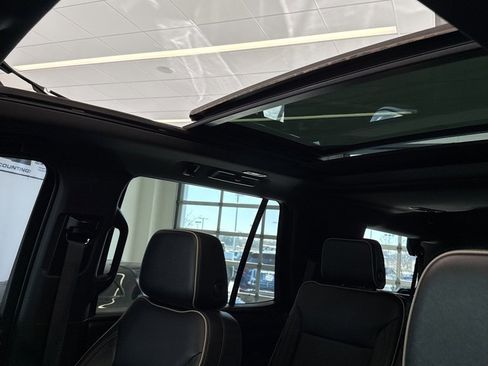 Used 2021 GMC Yukon SLT w/ SLT Premium Package image 12