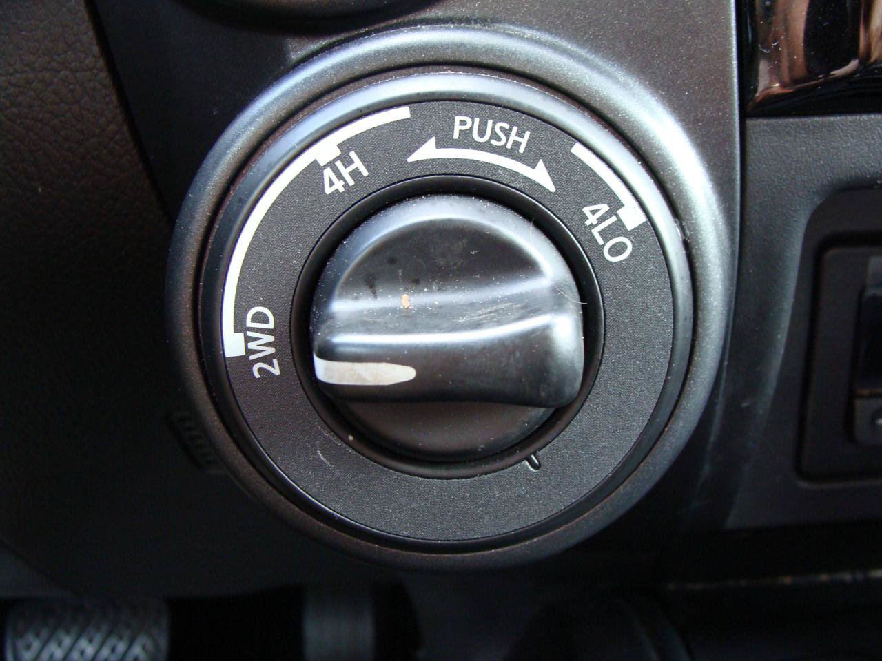 Used 2024 Nissan Titan SV w/ SV Convenience Package AWD/4WD image 25