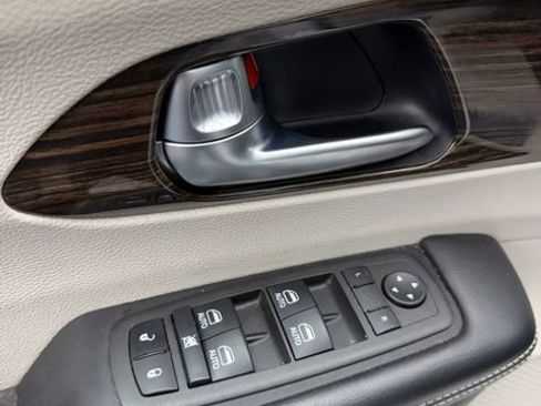 Used 2022 Chrysler Pacifica Limited FWD image 36