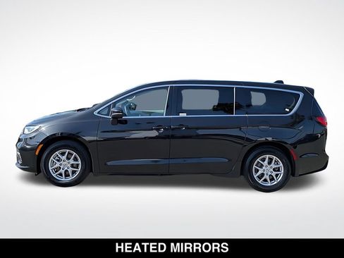 Used 2023 Chrysler Pacifica Touring-L FWD image 2