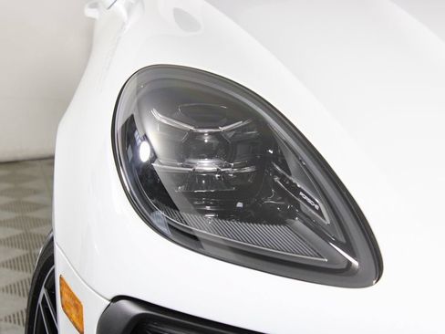Certified 2026 Porsche Macan AWD/4WD image 11