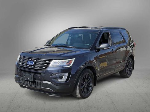 Used 2017 Ford Explorer XLT w/ Equipment Group 202A image 4