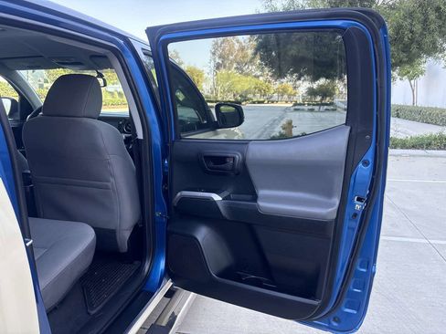 Used 2017 Toyota Tacoma SR5 w/ Tow Package RWD image 12