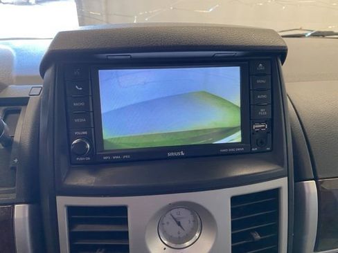 Used 2010 Chrysler Town & Country Touring Plus image 10