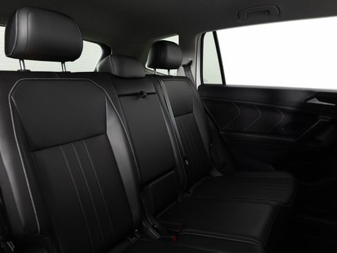 Used 2024 Volkswagen Tiguan SE AWD/4WD image 24