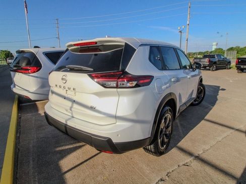 Used 2024 Nissan Rogue SV FWD image 3