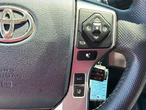 Used 2018 Toyota Tacoma SR5 RWD image 16