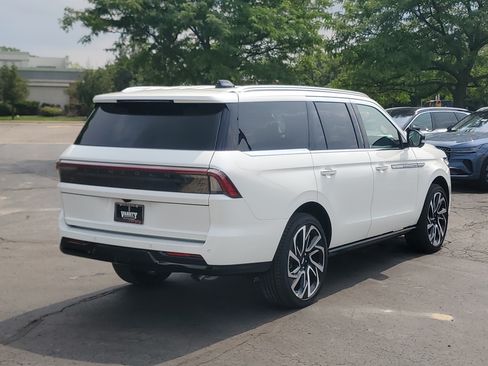 New 2027 Lincoln Navigator Reserve AWD/4WD image 4