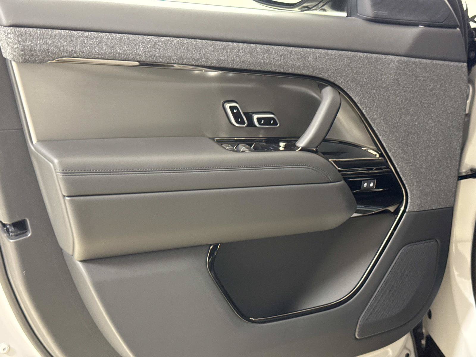 New 2027 Land Rover Range Rover Sport SE AWD/4WD image 18