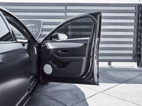 Used 2023 Bentley Flying Spur V8 image 22