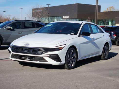 New 2025 Hyundai Elantra SEL FWD image 3