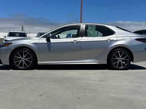 Used 2021 Toyota Camry SE FWD image 6