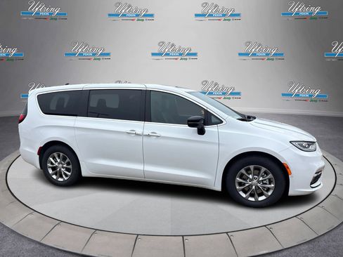 New 2026 Chrysler Pacifica Limited image 2