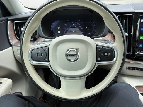 Used 2022 Volvo XC60 B5 Momentum w/ Protection Package Premier FWD image 10