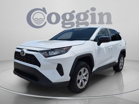 Used 2022 Toyota RAV4 LE FWD image 2