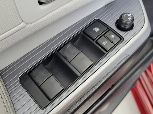 Used 2025 Toyota Sienna XLE w/ XLE Plus Package FWD image 22