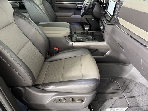 Used 2023 Chevrolet Silverado 1500 ZR2 w/ Technology Package image 11