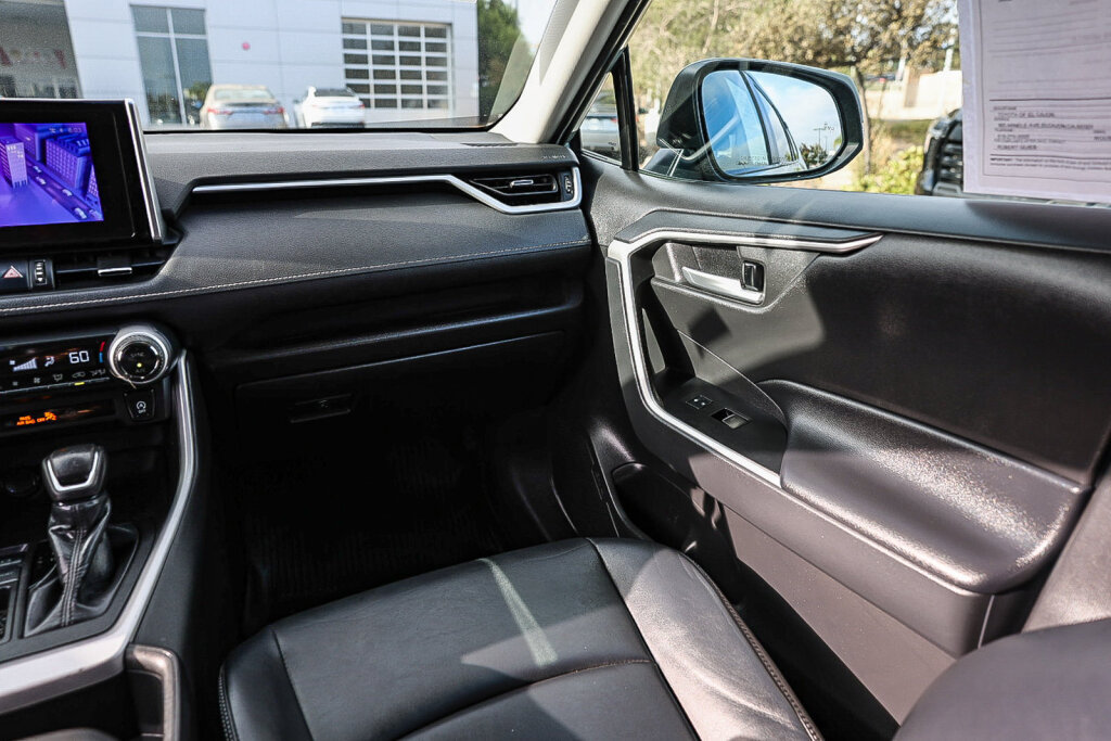 Used 2023 Toyota RAV4 XLE Premium FWD image 5