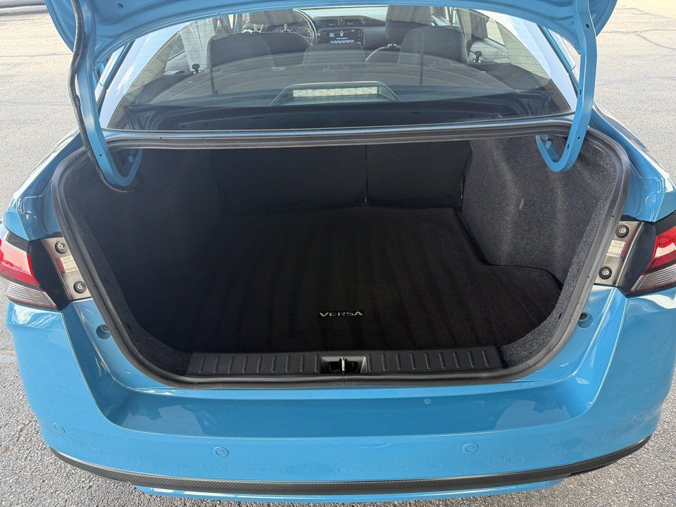 Used 2025 Nissan Versa SR FWD image 27