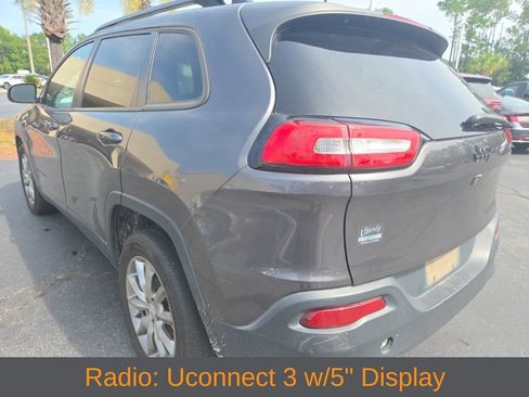 Used 2018 Jeep Cherokee Latitude w/ Altitude Package FWD image 4