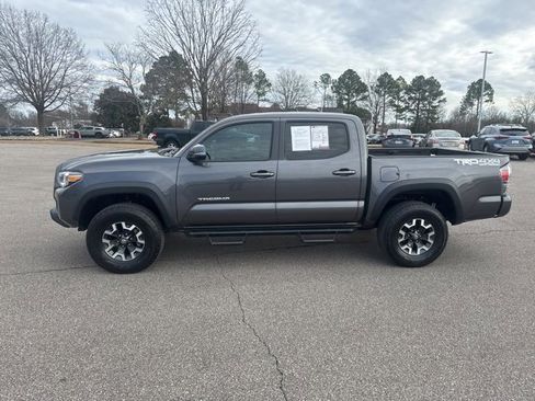 Used 2020 Toyota Tacoma TRD Off-Road image 2