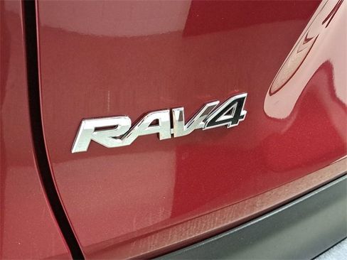 Used 2022 Toyota RAV4 LE image 9