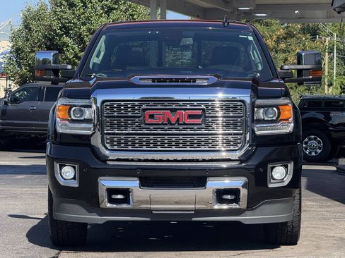 Used 2018 GMC Sierra 2500 Denali w/ Duramax Plus Package AWD/4WD image 7