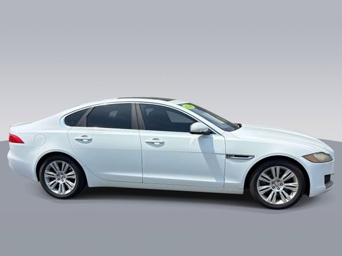 Used 2016 Jaguar XF Premium RWD image 2