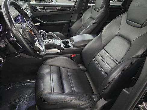 Used 2019 Porsche Cayenne Turbo image 5