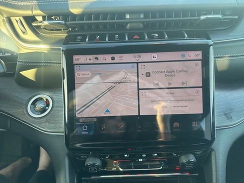 Used 2025 Jeep Grand Cherokee Overland AWD/4WD image 10