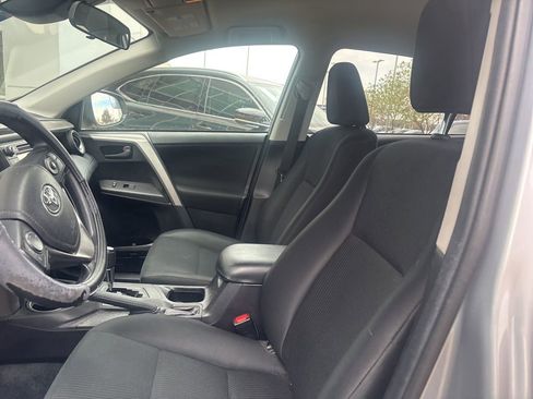 Used 2018 Toyota RAV4 LE image 9