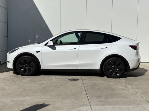 Used 2024 Tesla Model Y Long Range AWD/4WD image 4
