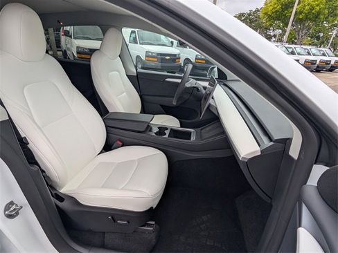 Used 2025 Tesla Model Y Long Range image 14