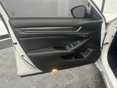 Used 2019 Honda Accord Touring image 11