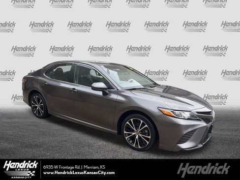Used 2019 Toyota Camry SE image 1
