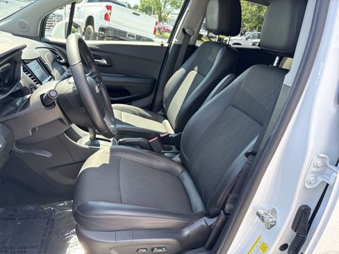 Used 2022 Chevrolet Trax LT w/ LT Convenience Package AWD/4WD image 13