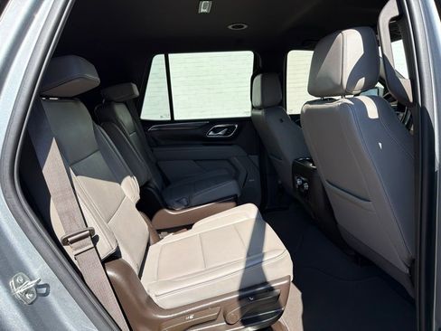 Used 2023 GMC Yukon SLT AWD/4WD image 11